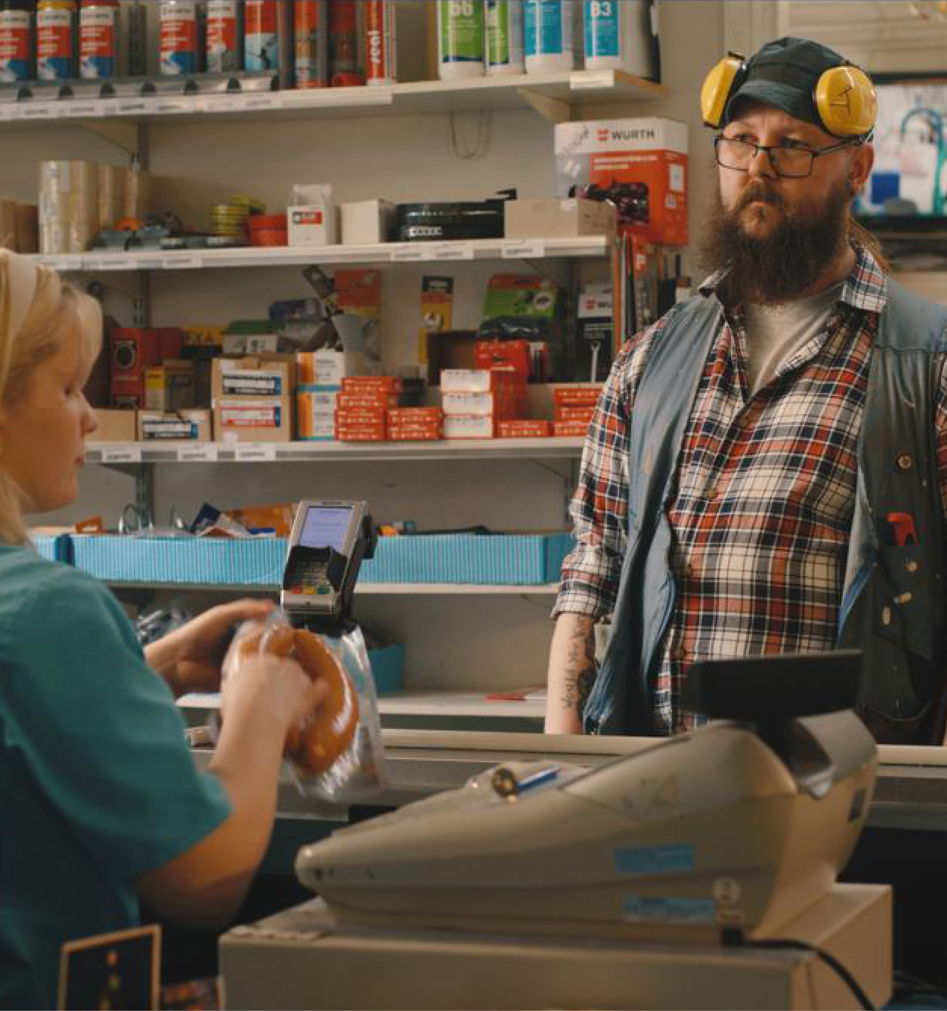 Kajo Brandsin referenssi, Mikkelin Romu. Kuvakaappaus videosta, jossa mies on kaupan kassalla.
