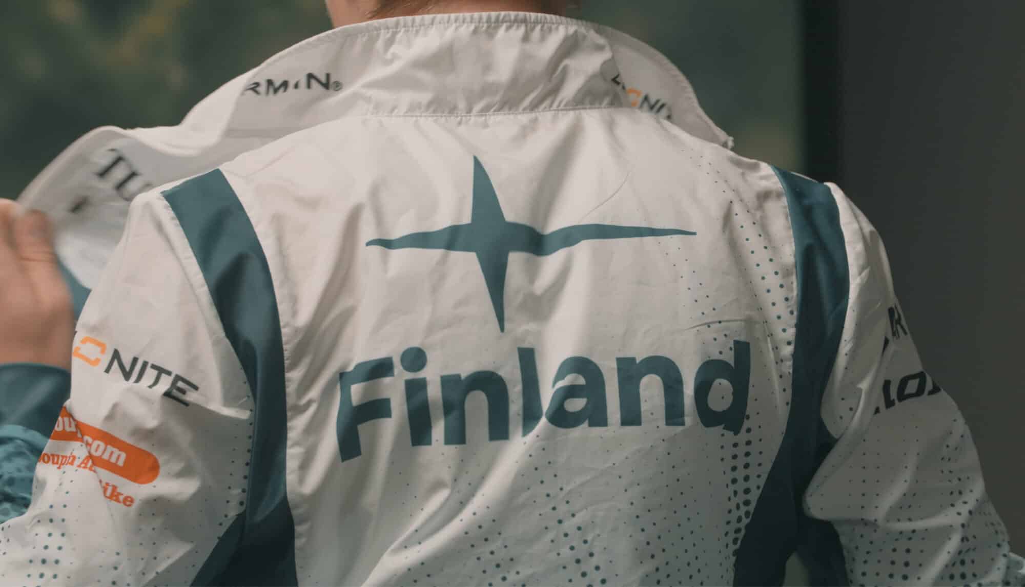 Kajo Brandsin referenssi, Suomen Suunnistusliitto. Kisa-asun selkä.